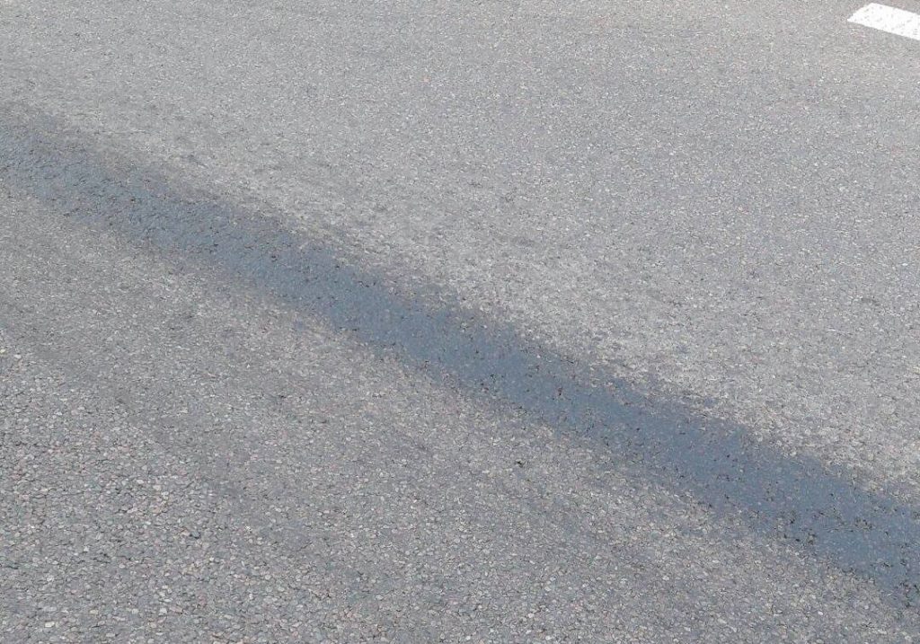 Wypadek w Izbicy. Motocyklista przewrócił się na plamie oleju