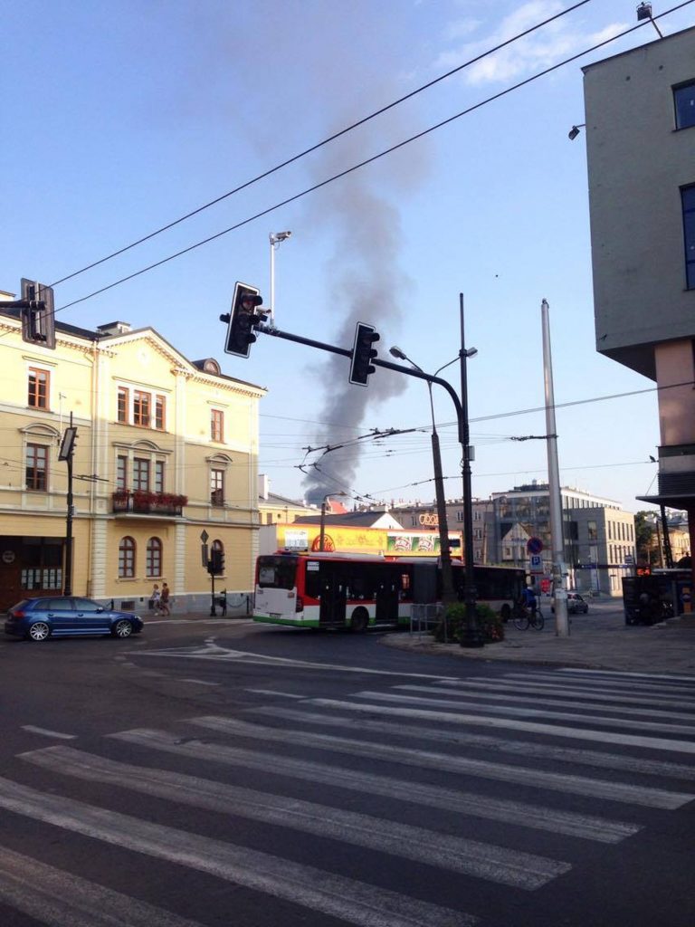 Pożar magazynu przy ulicy Żelaznej na Waszych zdjęciach (dużo zdjęć)