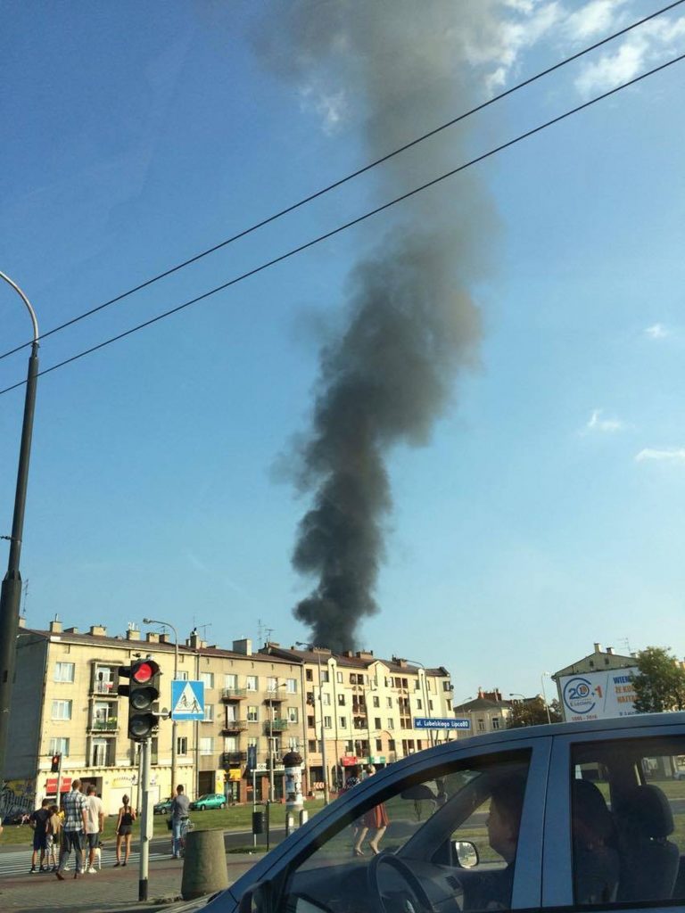 Pożar magazynu przy ulicy Żelaznej na Waszych zdjęciach (dużo zdjęć)