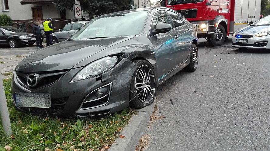 Zderzenie mazdy z volkswagenem na ul. Zemborzyckiej. Jedna osoba w szpitalu