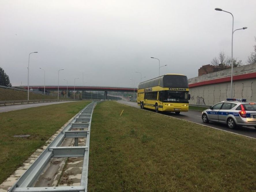 Autobusem pełnym ludzi pędził pod prąd obwodnicą Lublina