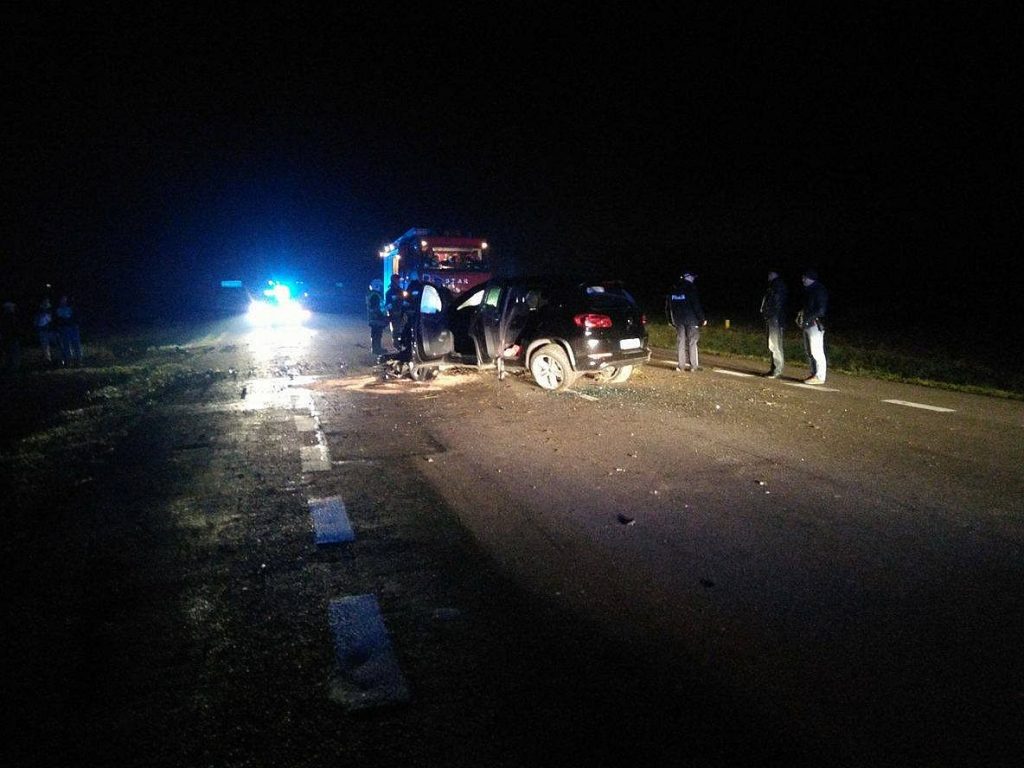 Volkswagen wypadł z drogi i uderzył w przepust. Zablokowana trasa Lublin – Chełm
