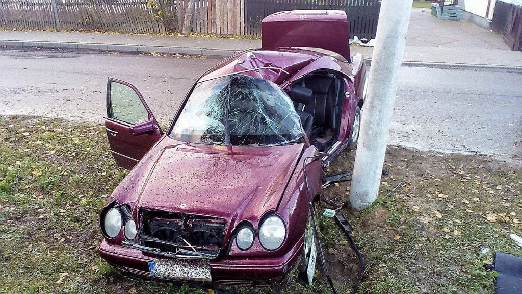 Sieprawice: Mercedes uderzył w latarnię. Kierowca trafił do szpitala
