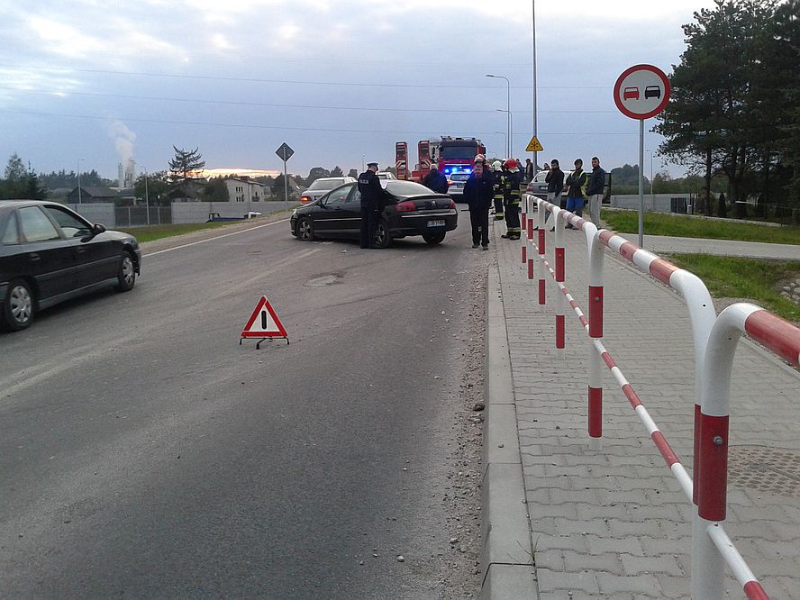Zderzenie trzech aut na wiadukcie w Kozubszczyźnie. Jedna osoba w szpitalu