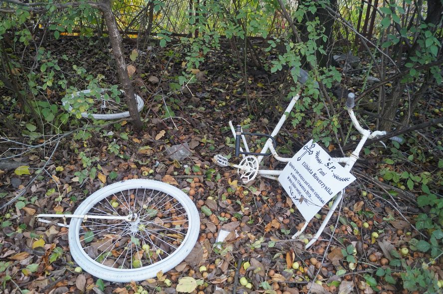 Odnaleziono biały rower pamięci. Jest w opłakanym stanie