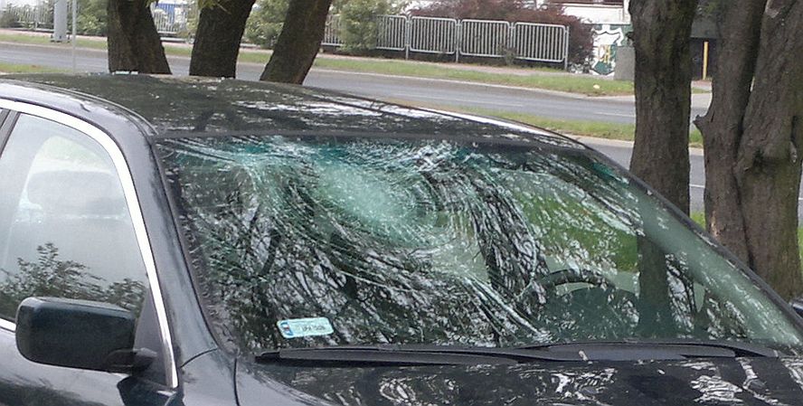 Zdewastowane auto na ul Wigilijnej: Wybite szyby, uszkodzone lampy
