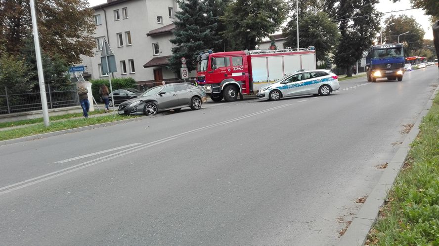 Zderzenie mazdy z volkswagenem na ul. Zemborzyckiej. Jedna osoba w szpitalu