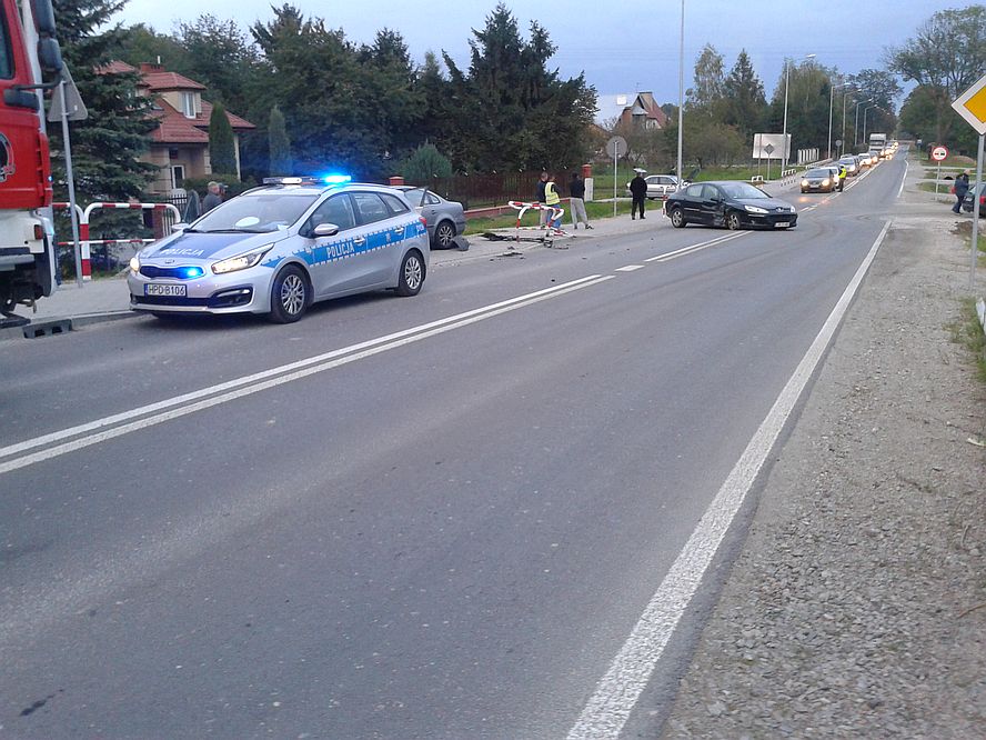 Zderzenie trzech aut na wiadukcie w Kozubszczyźnie. Jedna osoba w szpitalu