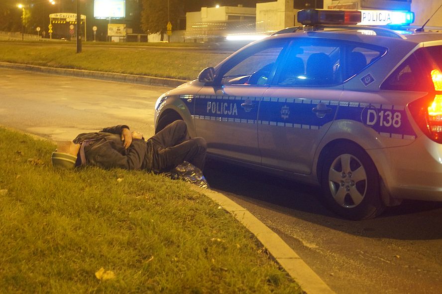 Al. Witosa: Pijany mężczyzna leżał głową na jezdni, a nogami na poboczu