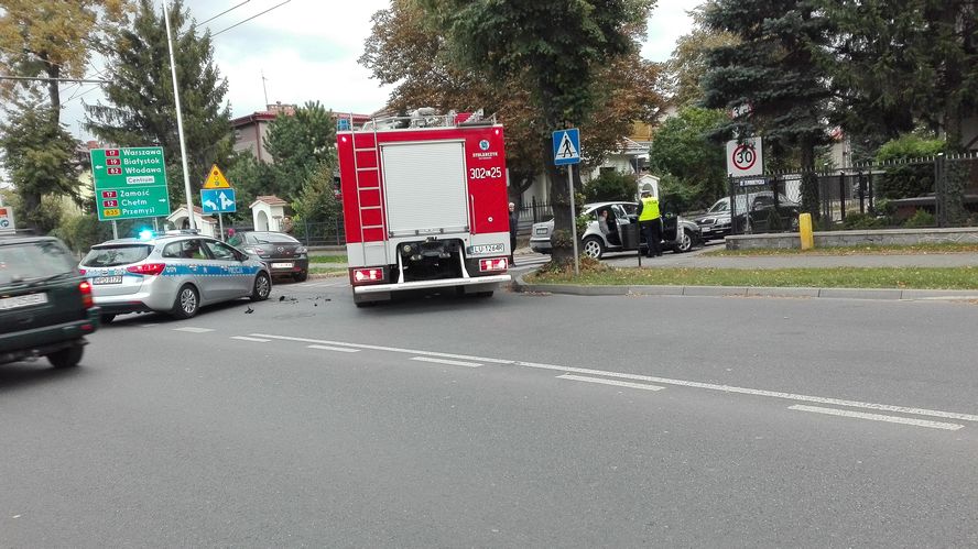 Zderzenie mazdy z volkswagenem na ul. Zemborzyckiej. Jedna osoba w szpitalu