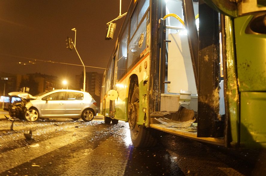 Potrącił nastolatka na skuterze i uciekł. Poszkodowany w ciężkim stanie, trwają poszukiwania sprawcy