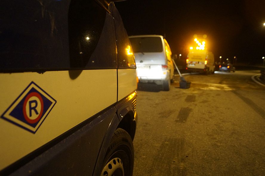 Obwodnica Lublina: Volkswagen uderzył w bariery. Kierowca twierdzi, że pił po zdarzeniu