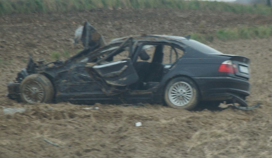 BMW wypadło z drogi, koziołkowało i zatrzymało się na polu. Dwie osoby w szpitalu