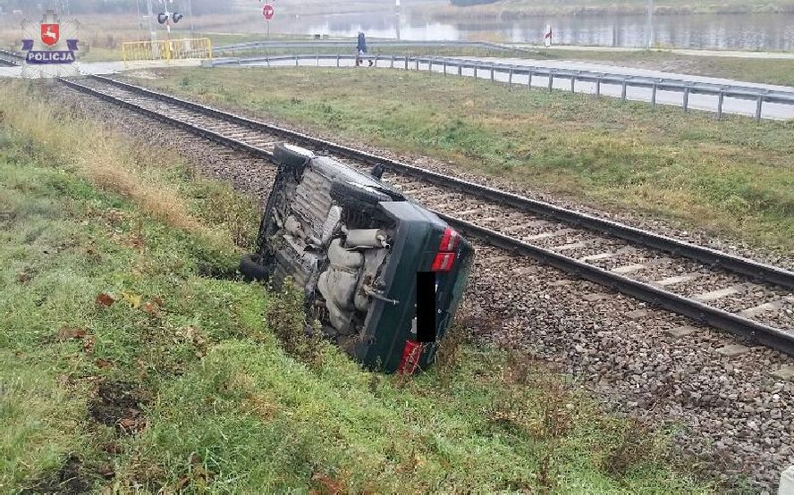 Pijany kierowca zakończył jazdę przy torowisku. Chciał zrzucić winę na żonę