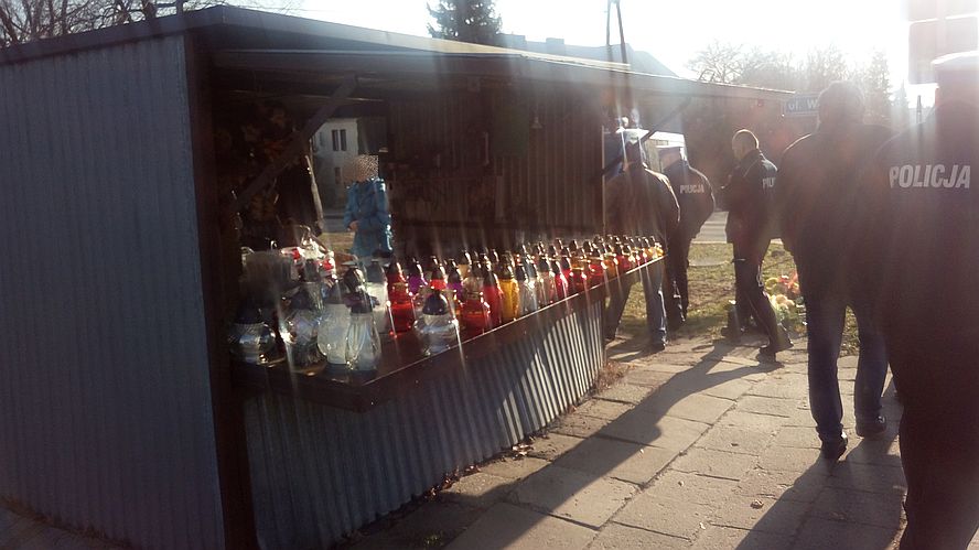 Lublin: Poszedł na cmentarz, jego auto wjechało w stoisko ze zniczami