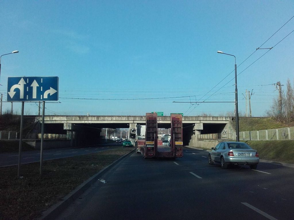 Ul. Diamentowa: Zderzenie ciężarówki z volkswagenem. Jedna osoba w szpitalu