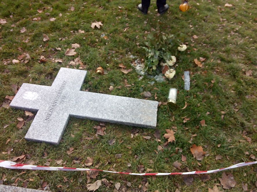 Połamane krzyże na cmentarzu przy ulicy Lipowej. Nocą grasowali wandale