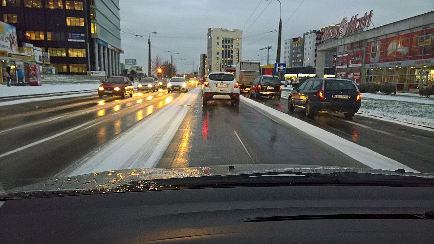 Tragiczne warunki do jazdy na drogach Lublina i regionu. – Kierowcy klną i czekają na piaskarki