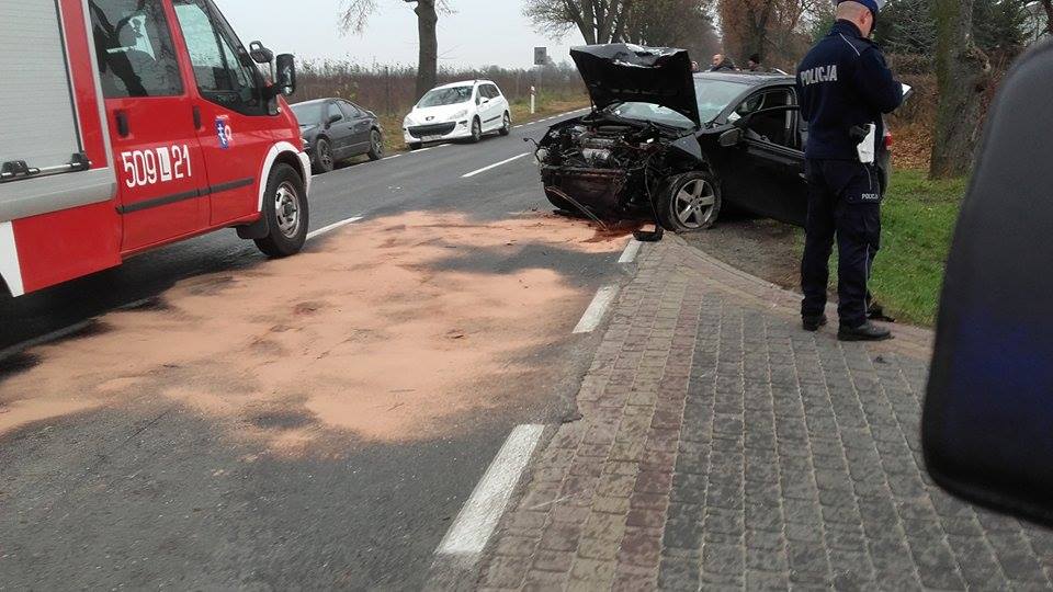 Groźny wypadek pod Nałęczowem. Volkswagen zderzył się z nissanem