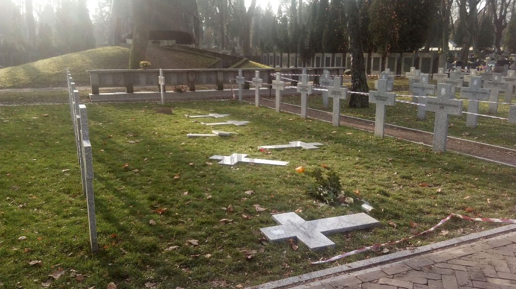 Połamane krzyże na cmentarzu przy ulicy Lipowej. Nocą grasowali wandale