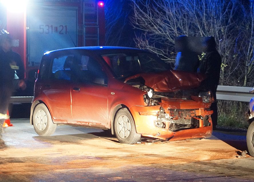Czołowe zderzenie fiata ze skodą w Mełgwi. Dwie osoby w szpitalu