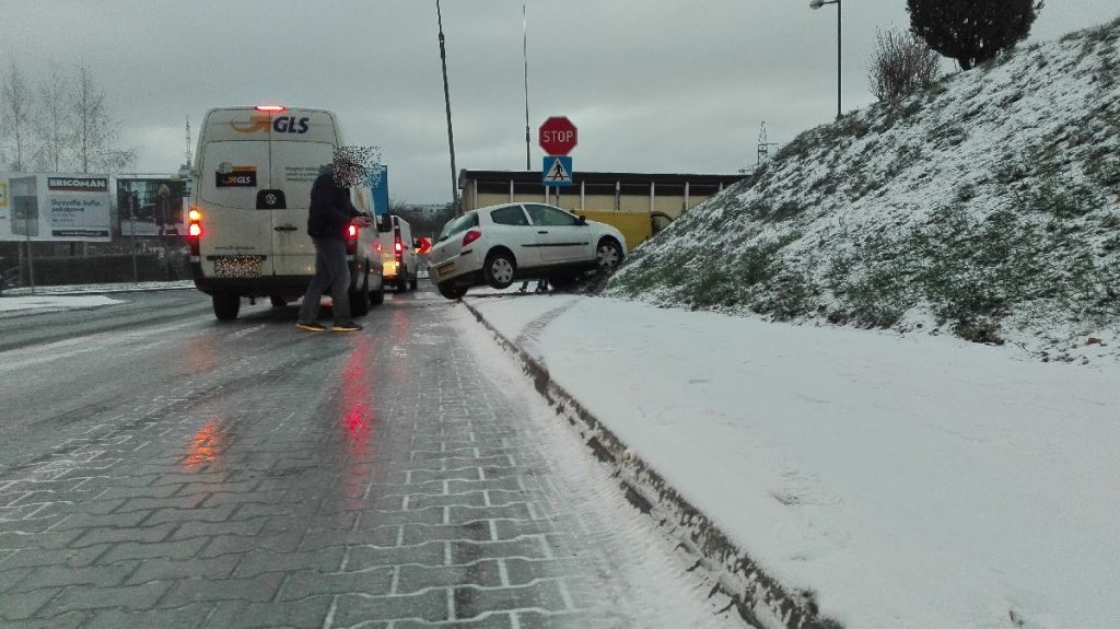 Tragiczne warunki do jazdy na drogach Lublina i regionu. – Kierowcy klną i czekają na piaskarki