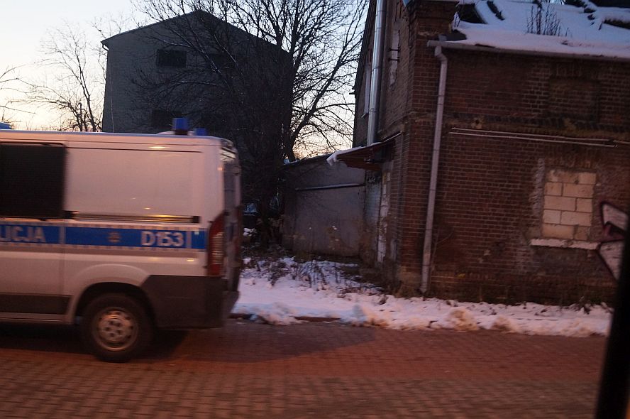 Lublin: W pustostanie znaleziono zwłoki kobiety. Drzwi i okna były zamurowane a i tak weszła do środka