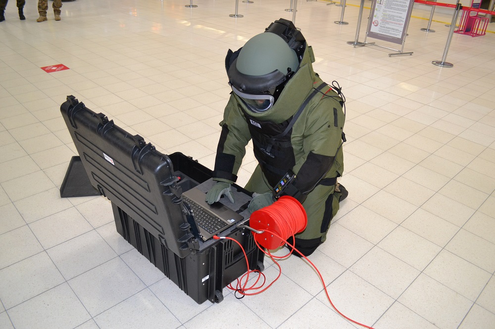 Straż Graniczna z lubelskiego lotniska otrzymała kombinezon przeciwwybuchowy