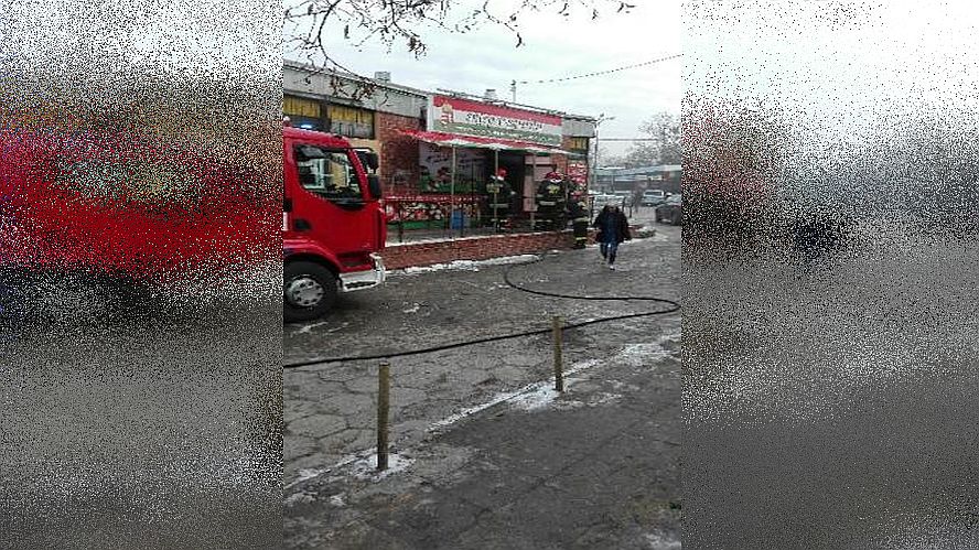 Pijany kierowca wjechał w zaparkowanego peugeota. Obok stał policjant