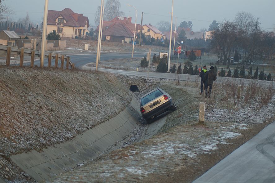 Opel zjechał z wiaduktu do rowu. Młodemu kierowcy nic się nie stało