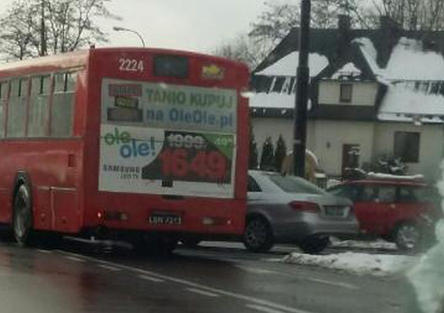 Dwa zderzenia samochodów osobowych z autobusami w Lublinie