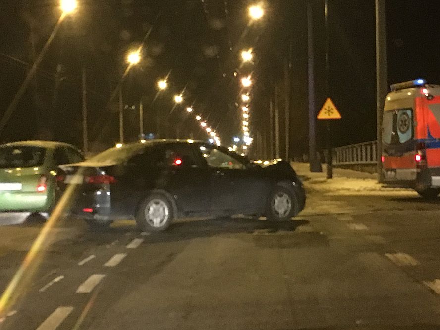 Zderzenie aut na ul. Orkana. Zablokowana część jezdni, nie kursują trolejbusy