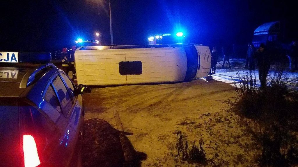 Przewrócił się bus relacji Lublin – Opole Lubelskie. Cztery osoby poszkodowane