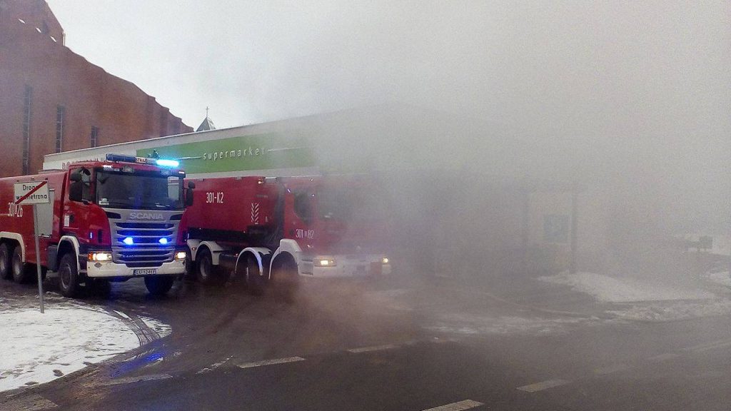 Pożar sklepu Stokrotka w Lublinie. Spłonęło kilka aut na parkingu  AKTUALIZACJA