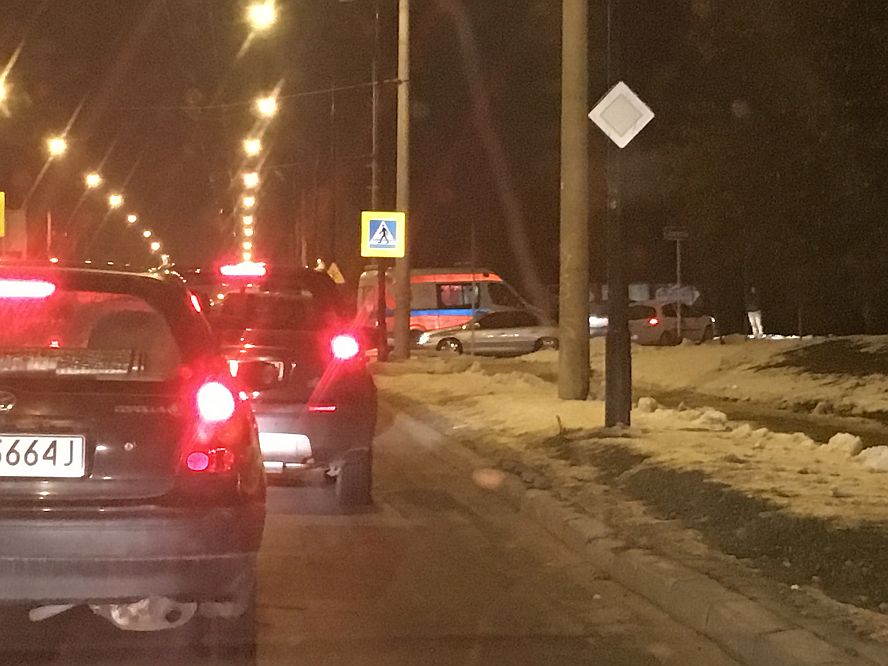 Zderzenie aut na ul. Orkana. Zablokowana część jezdni, nie kursują trolejbusy