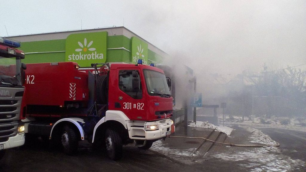 Pożar sklepu Stokrotka w Lublinie. Spłonęło kilka aut na parkingu  AKTUALIZACJA