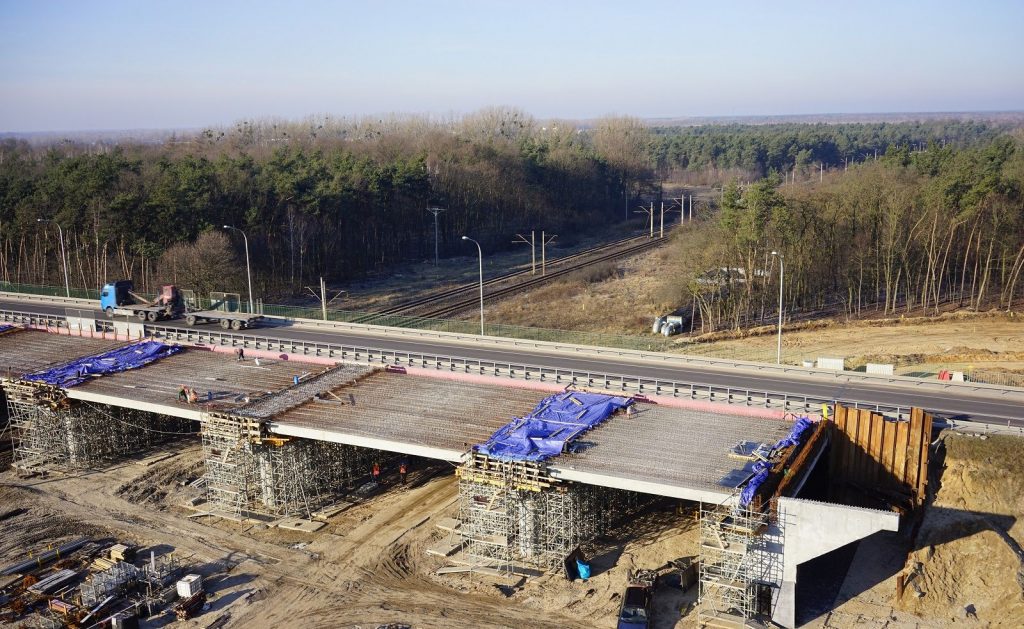 Rosną mosty i wiadukty, jest już też asfalt. Budowa II etapu obwodnicy Puław idzie zgodnie z planem