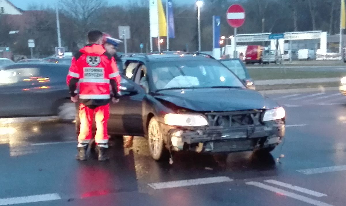 Zderzenie volvo z kią na rondzie Mohyły. Małe dziecko