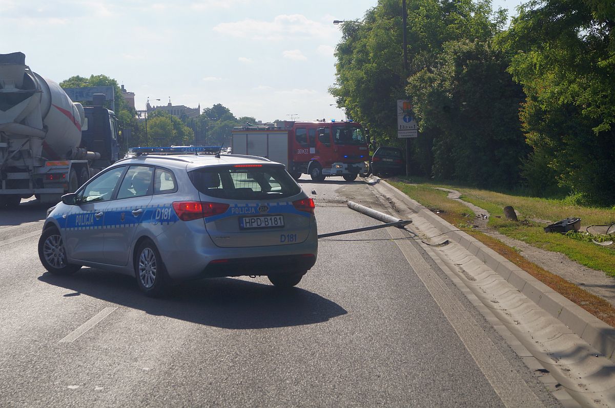 Pakował zakupy do auta, wjechał w niego samochód bez