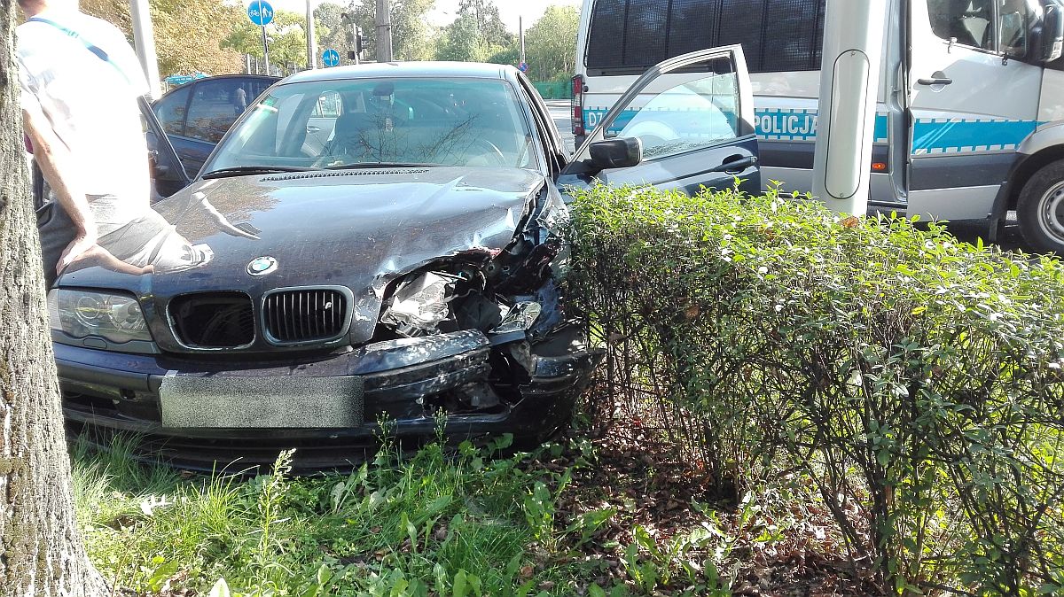 Skręcała oplem w lewo, zderzyła się z bmw. Kolejny wypadek