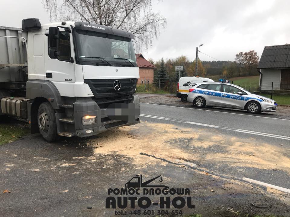 Zderzenie ciężarówki z pojazdem dostawczym na krajowej 74