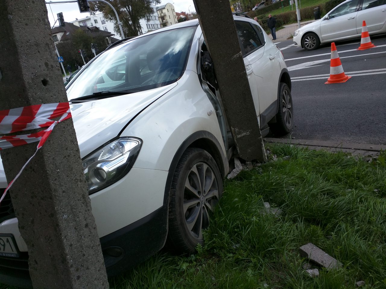 Po zderzeniu dwóch aut na skrzyżowaniu, nissan bokiem