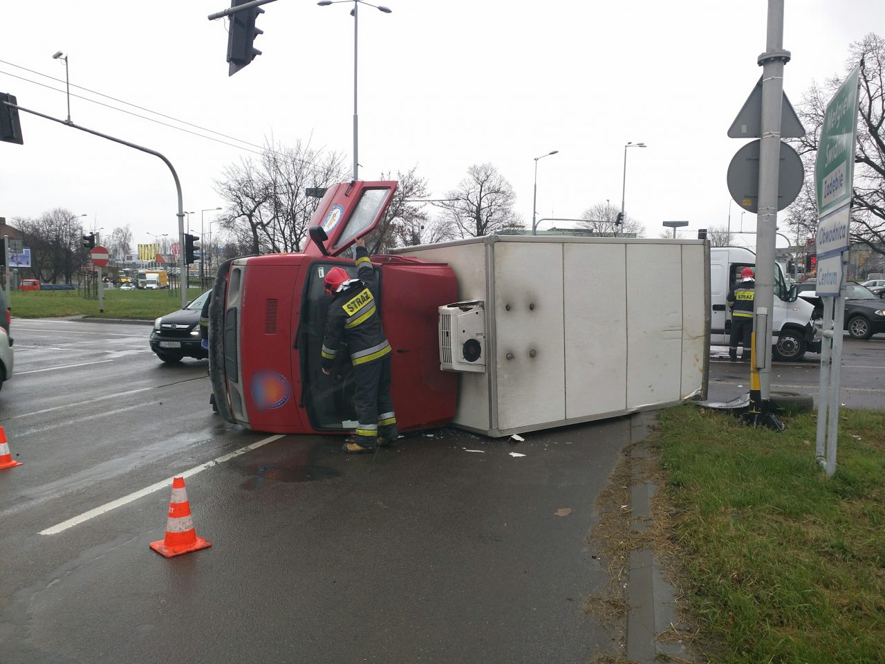 Zderzenie dwóch pojazdów dostawczych na skrzyżowaniu