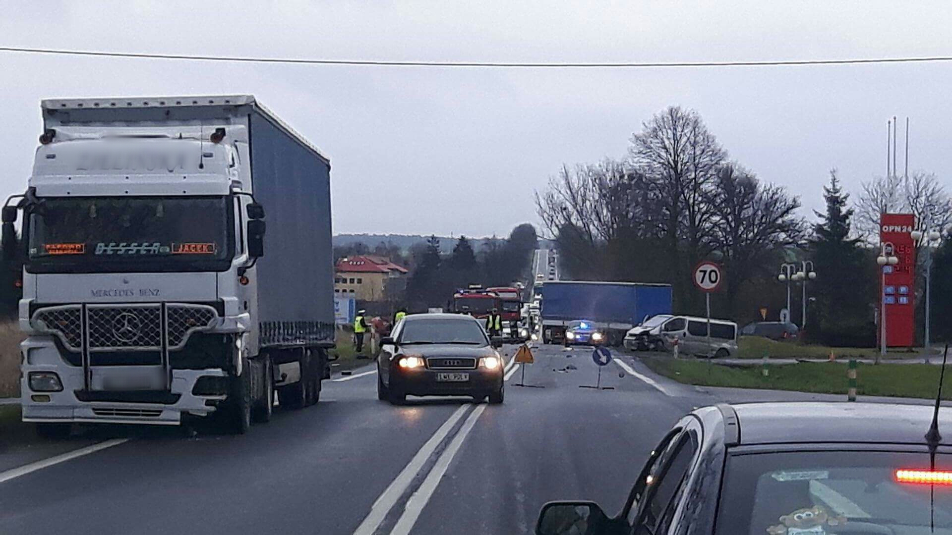 Zderzenie trzech aut na trasie Lublin Chełm. Droga jest