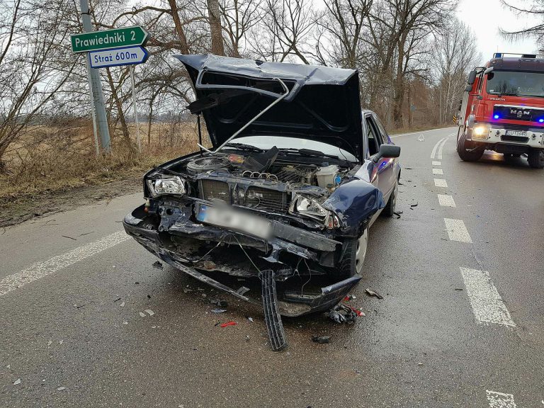 Wypadek na S17 BMW zaczepiło o ciężarówkę. Trzy osoby