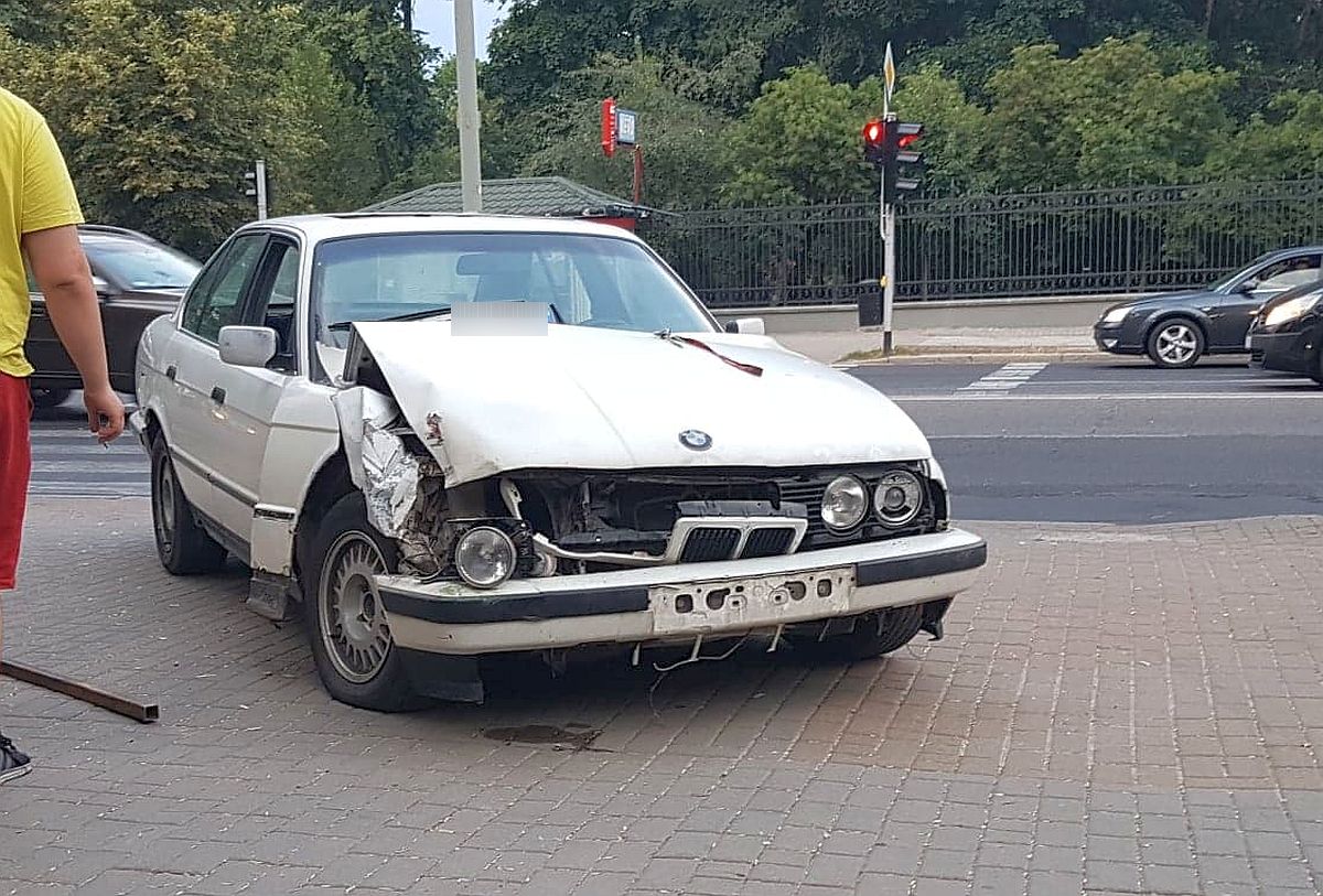 Al. Racławickie Młody kierowca BMW wjechał w autobus