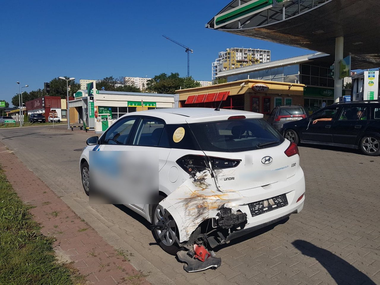 Zatankował i poszedł zapłacić. Auto stoczyło się na