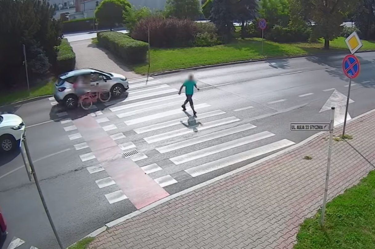 Po 20 Sekundach Od Chwili Startu Samochód Z kraju: Wjechała na przejazd dla rowerów, po chwili została potrącona