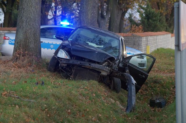 Wypadek na trasie Lublin – Zamość. Ford uderzył w przepust (zdjęcia)