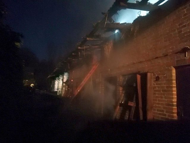 Budynek stanął w ogniu, właściciel ratował dobytek. Trafił do szpitala (zdjęcia)